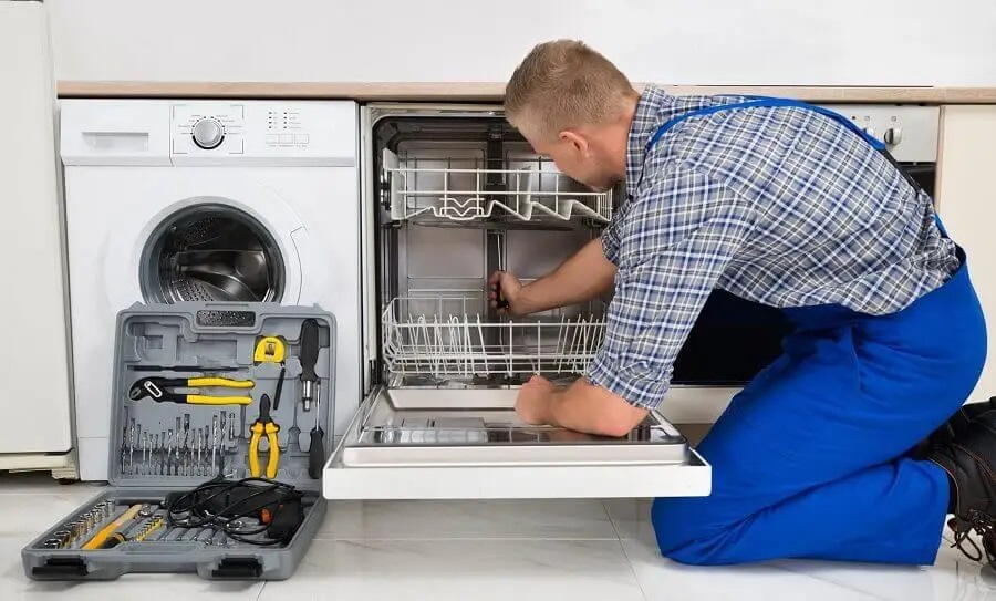 Buca Finlux servisi teknisyen ekibi beyaz eşya tamiri yaparken